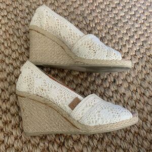 Madden Girl Tackle Crochet Wedge sz 5.5